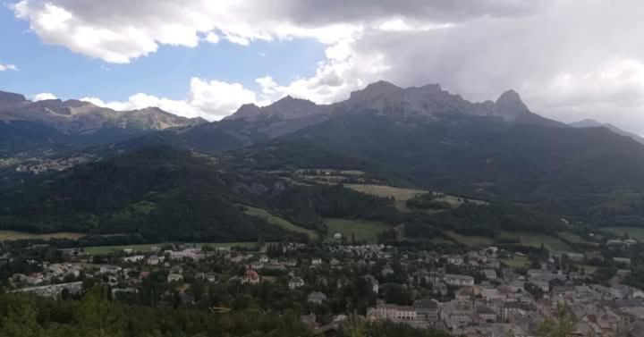 App Vue Montagne Barcelonnette Proche Piscine Rando Riviere Nature エクステリア 写真
